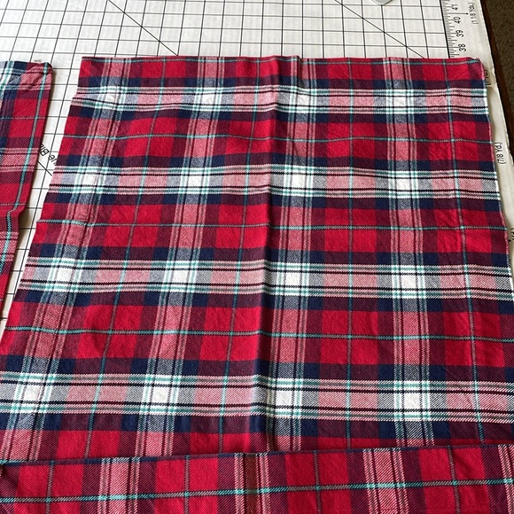 4 square (19" x 19"), red/white/blue plaid napkins - Picture 11 of 13